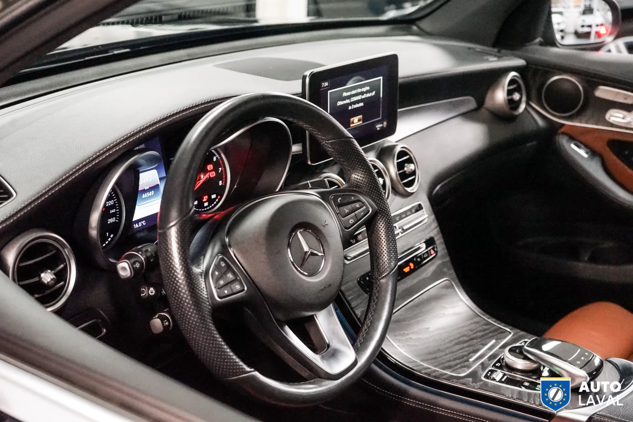 2019 Mercedes-Benz GLC GLC 300 AMG PACK   360 CAM   INT BRUN Image principale