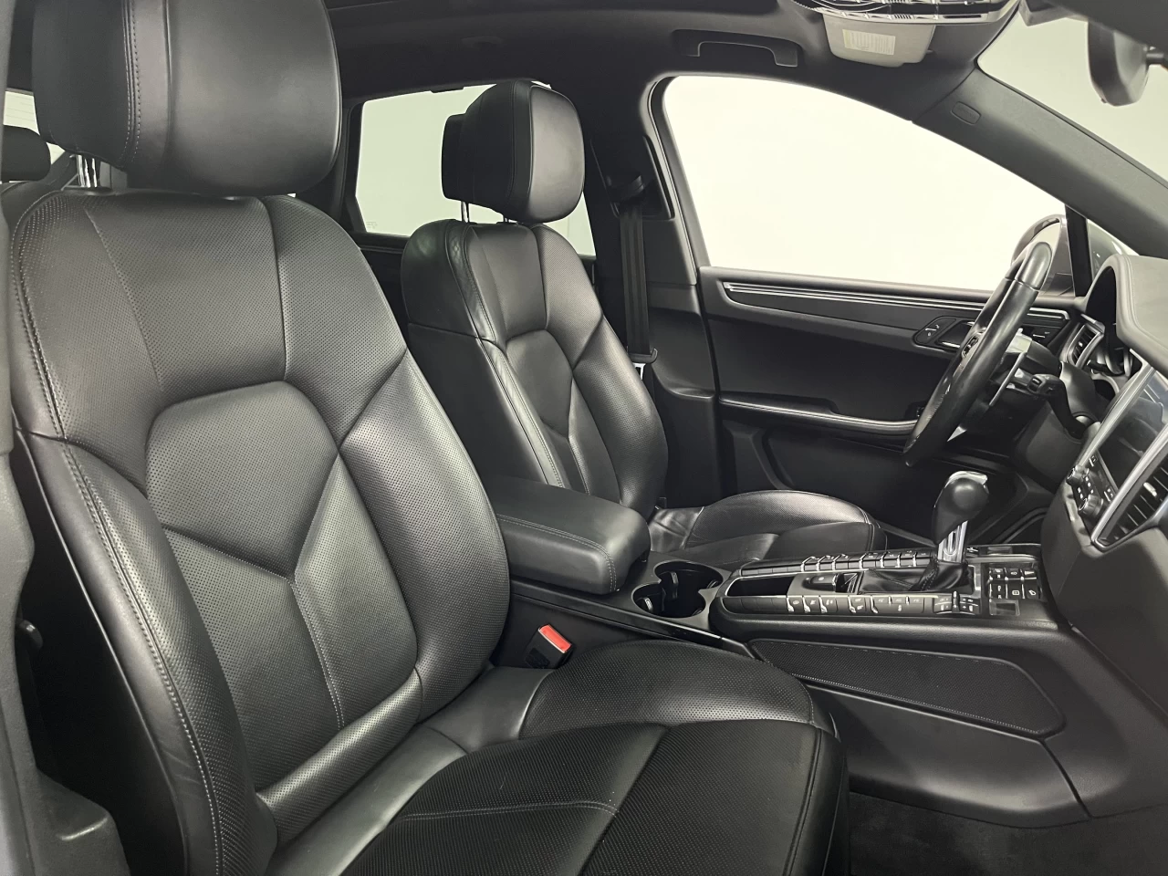 2018 Porsche Macan AWD - PANO ROOF - LANE ASSIST - CAMERA Main Image