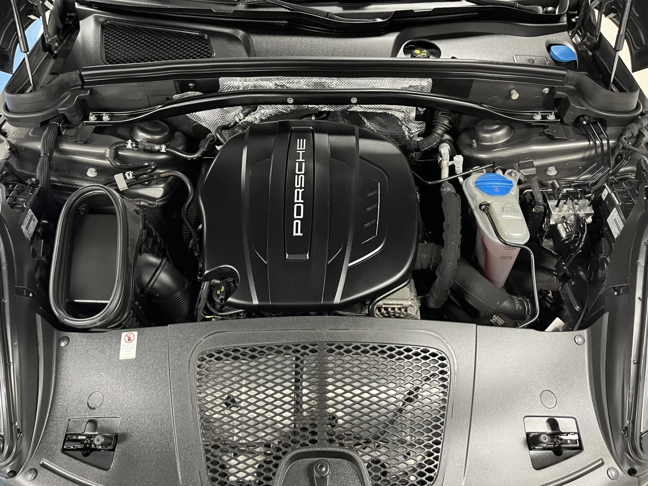 2018 Porsche Macan AWD - PANO ROOF - LANE ASSIST - CAMERA Main Image