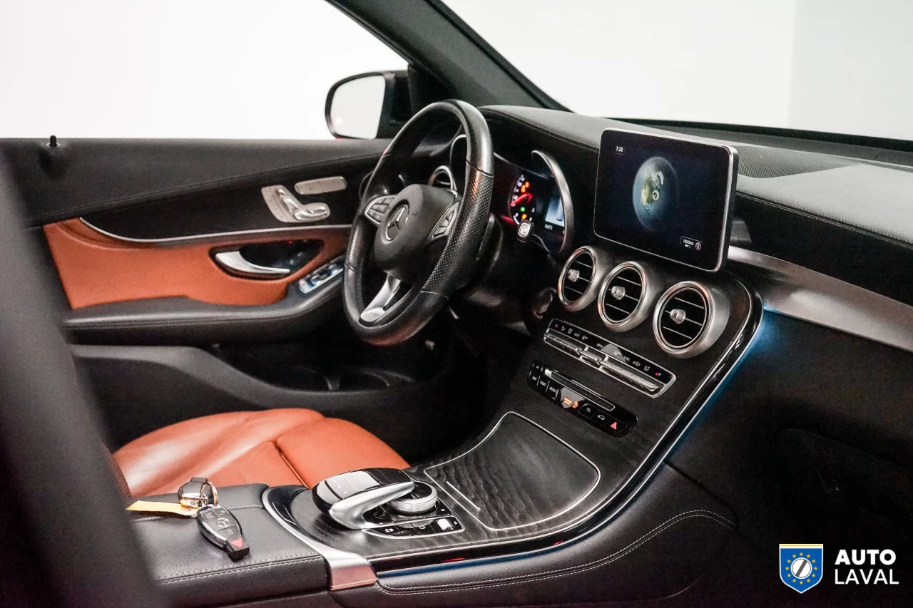2019 Mercedes-Benz GLC GLC 300 AMG PACK   360 CAM   INT BRUN Image principale
