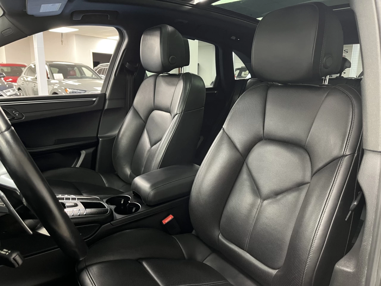 2018 Porsche Macan AWD - PANO ROOF - LANE ASSIST - CAMERA Main Image
