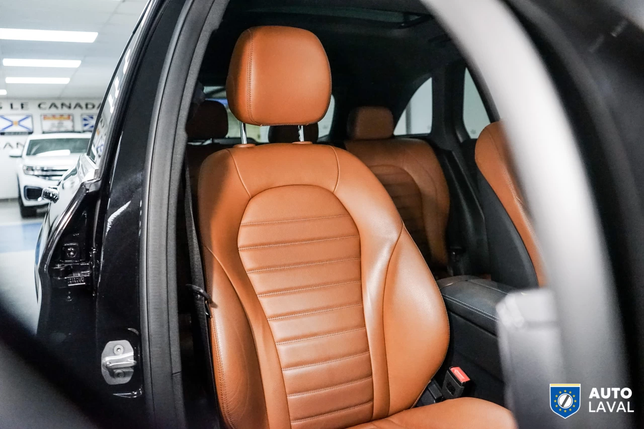 2019 Mercedes-Benz GLC GLC 300 AMG PACK   360 CAM   INT BRUN Image principale